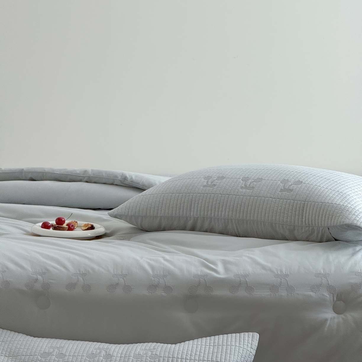 91家纺网 家纺一手货源 找家纺 汇庭 2025新款秋冬胖胖樱桃春秋被+樱桃菲菲床盖三件套 绿色