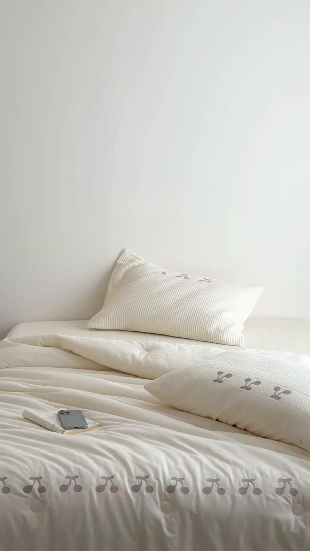 91家纺网 家纺一手货源 找家纺 汇庭 2025新款秋冬胖胖樱桃春秋被+樱桃菲菲床盖三件套 米色