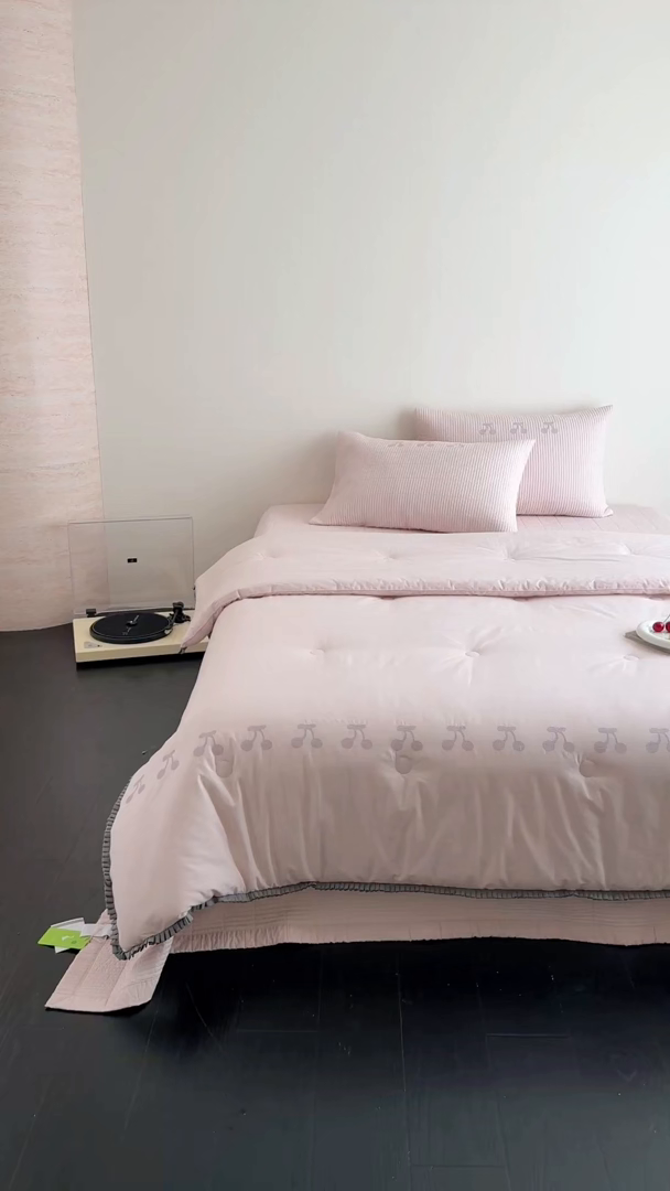 91家纺网 家纺一手货源 找家纺 汇庭 2025新款秋冬胖胖樱桃春秋被+樱桃菲菲床盖三件套 粉色