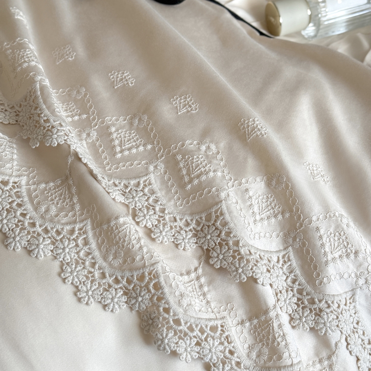 91家纺网 家纺一手货源 找家纺 佳汐蓝家纺 秋冬新品100支澳棉立体刺绣双层花边+打褶+蝴蝶结四件套--邂逅 乳白色