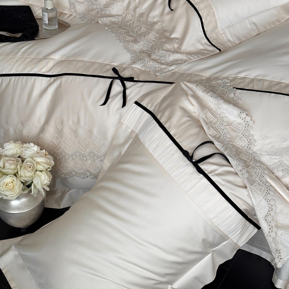 91家纺网 家纺一手货源 找家纺 佳汐蓝家纺 秋冬新品100支澳棉立体刺绣双层花边+打褶+蝴蝶结四件套--邂逅 乳白色