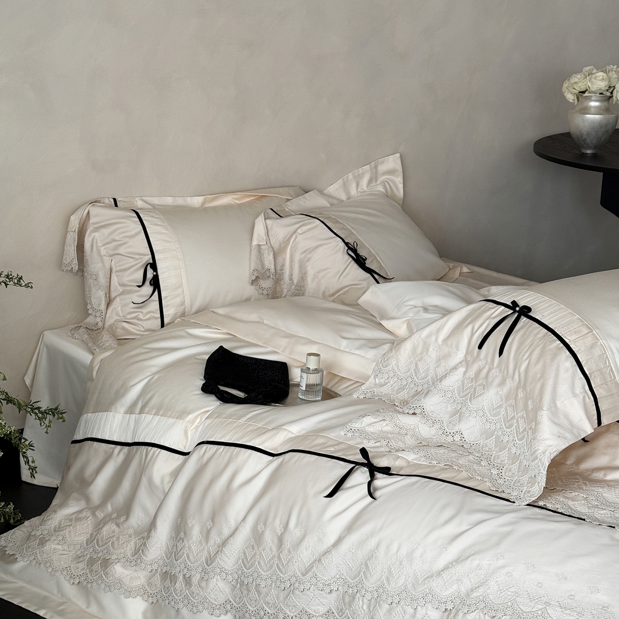 91家纺网 家纺一手货源 找家纺 佳汐蓝家纺 秋冬新品100支澳棉立体刺绣双层花边+打褶+蝴蝶结四件套--邂逅 乳白色