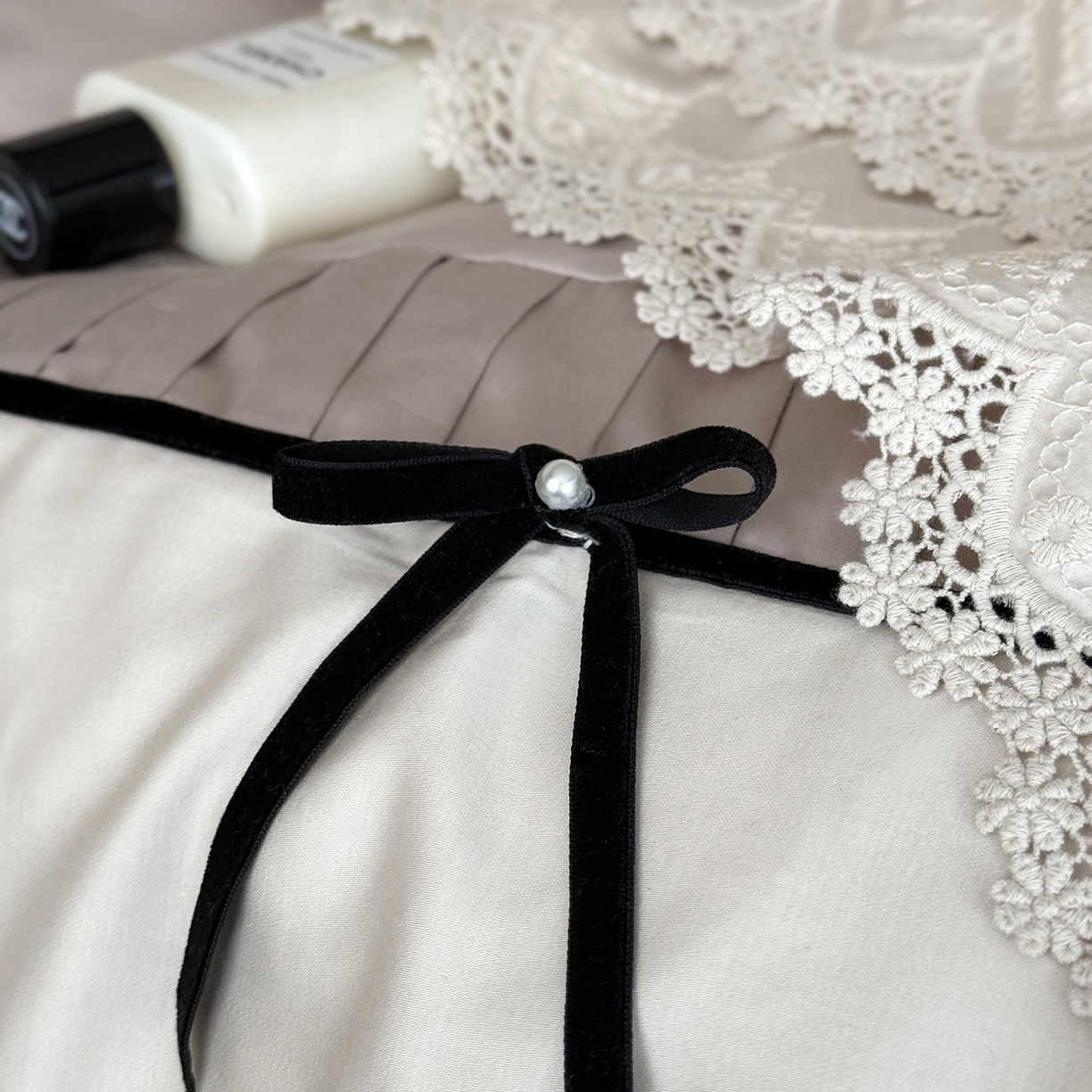 91家纺网 家纺一手货源 找家纺 佳汐蓝家纺 秋冬新品100支澳棉立体刺绣双层花边+打褶+蝴蝶结四件套--邂逅 朱褐色