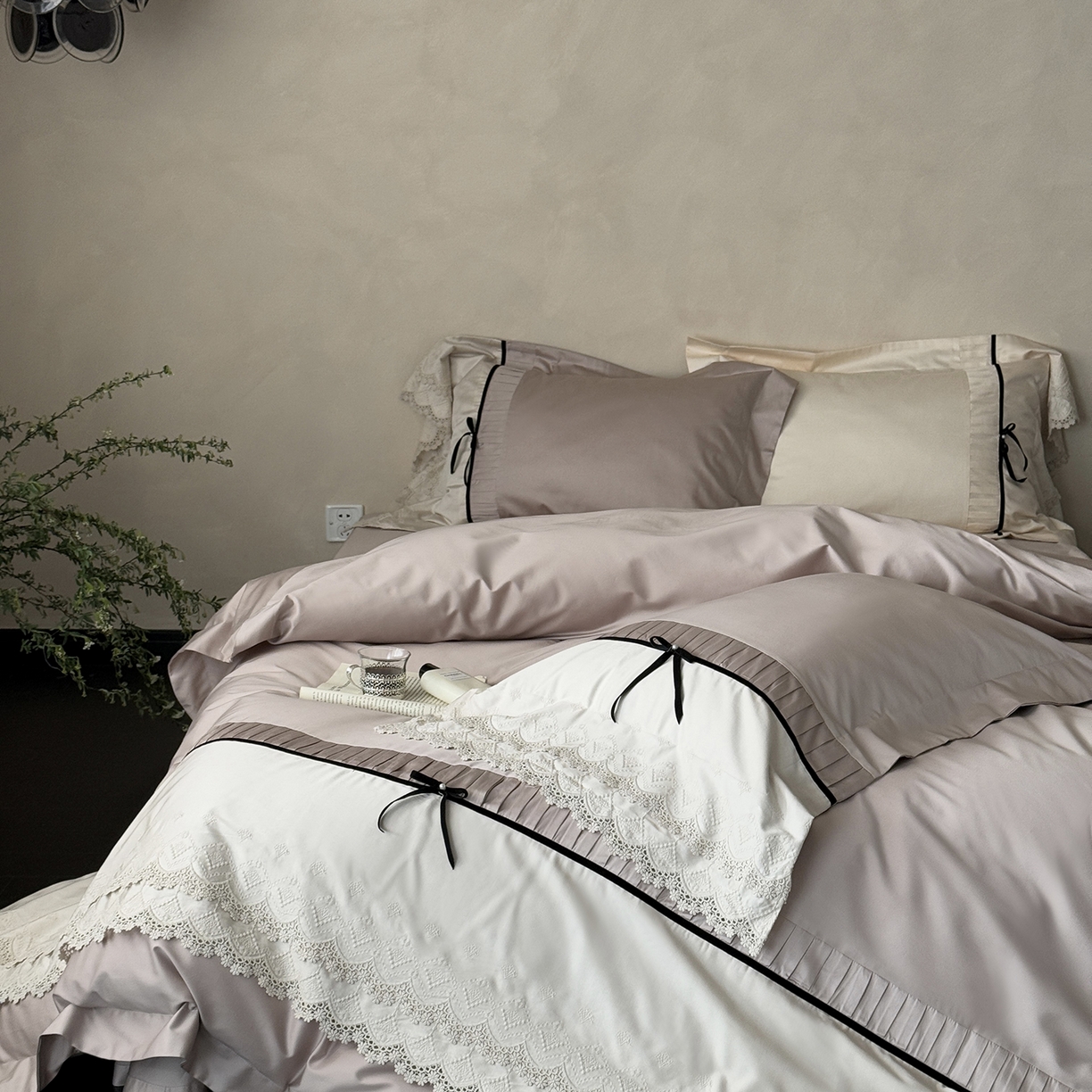 91家纺网 家纺一手货源 找家纺 佳汐蓝家纺 秋冬新品100支澳棉立体刺绣双层花边+打褶+蝴蝶结四件套--邂逅 朱褐色