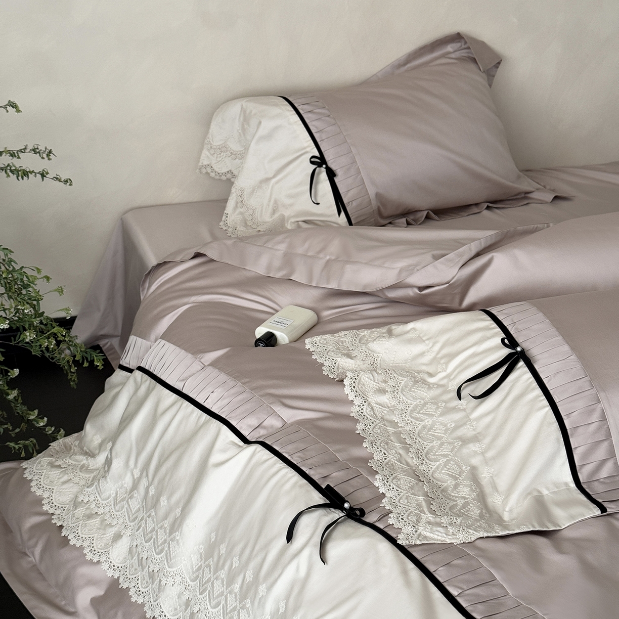 91家纺网 家纺一手货源 找家纺 佳汐蓝家纺 秋冬新品100支澳棉立体刺绣双层花边+打褶+蝴蝶结四件套--邂逅 朱褐色