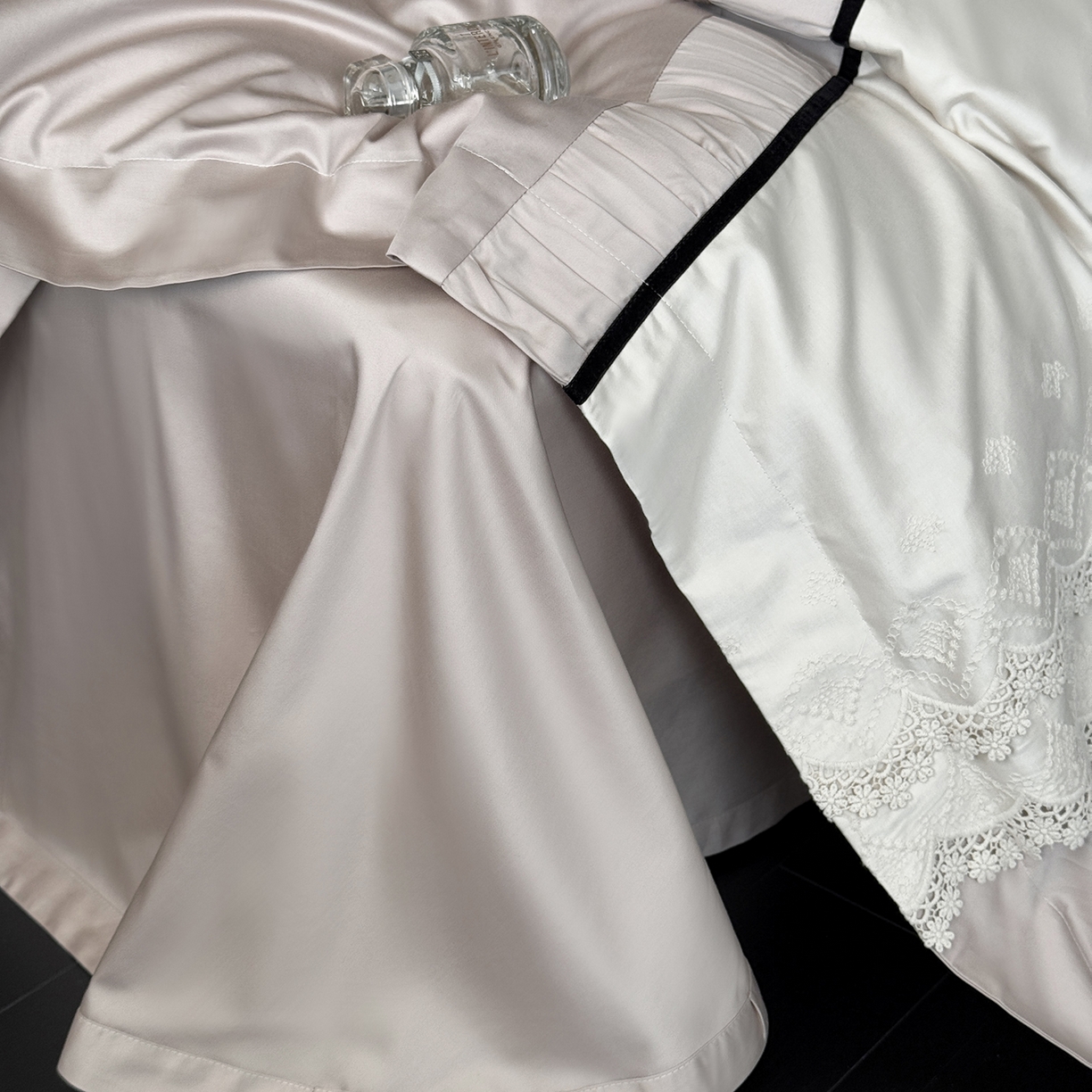 91家纺网 家纺一手货源 找家纺 佳汐蓝家纺 秋冬新品100支澳棉立体刺绣双层花边+打褶+蝴蝶结四件套--邂逅 朱褐色