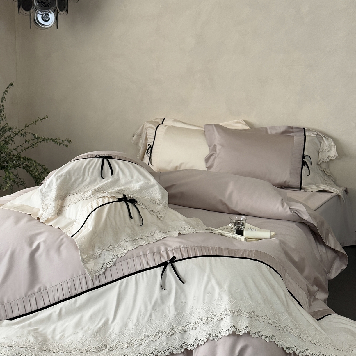 91家纺网 家纺一手货源 找家纺 佳汐蓝家纺 秋冬新品100支澳棉立体刺绣双层花边+打褶+蝴蝶结四件套--邂逅 朱褐色