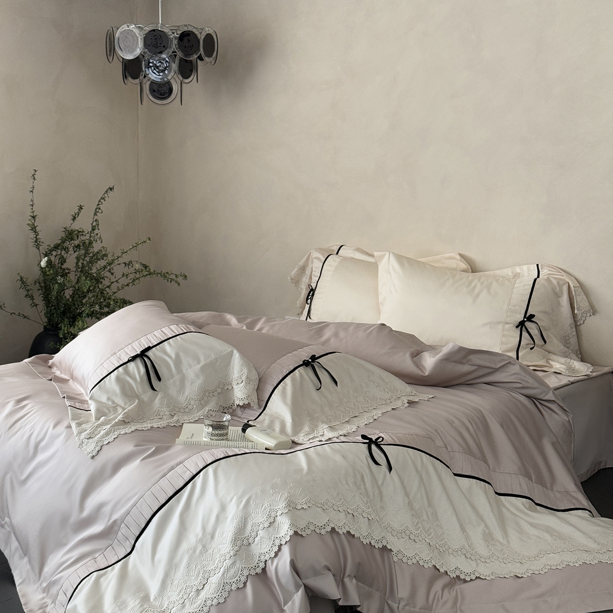 91家纺网 家纺一手货源 找家纺 佳汐蓝家纺 秋冬新品100支澳棉立体刺绣双层花边+打褶+蝴蝶结四件套--邂逅 朱褐色