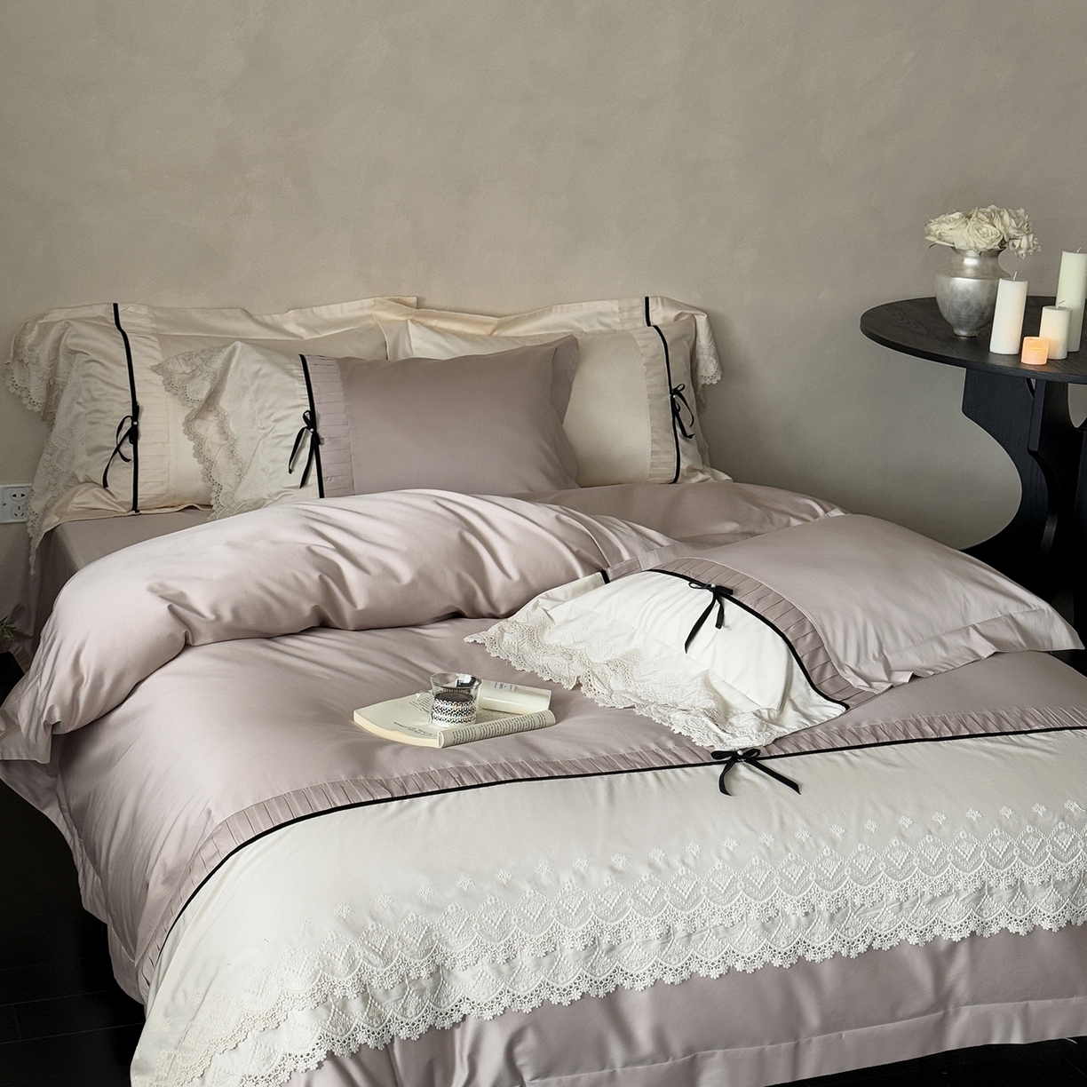 91家纺网 家纺一手货源 找家纺 佳汐蓝家纺 秋冬新品100支澳棉立体刺绣双层花边+打褶+蝴蝶结四件套--邂逅 朱褐色