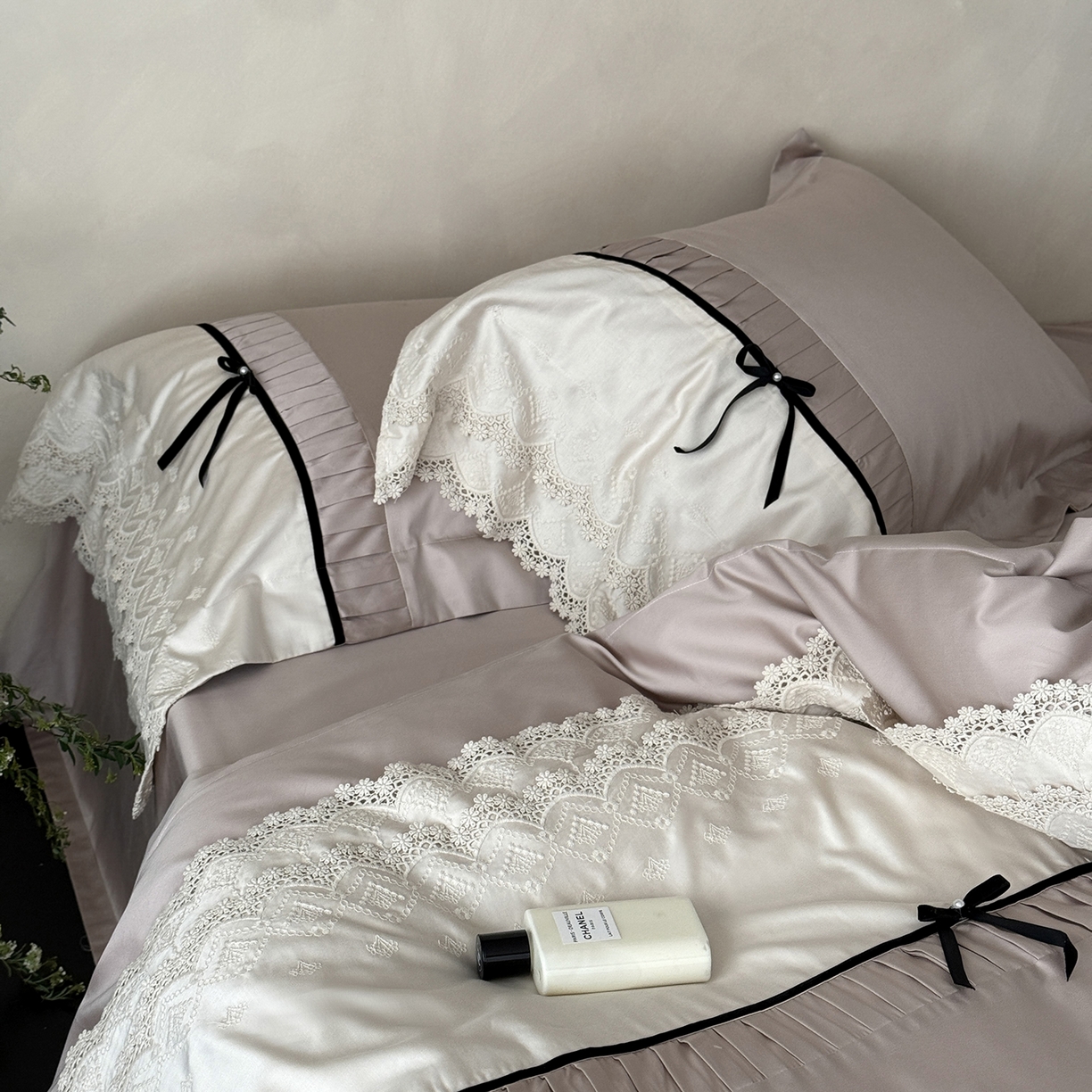 91家纺网 家纺一手货源 找家纺 佳汐蓝家纺 秋冬新品100支澳棉立体刺绣双层花边+打褶+蝴蝶结四件套--邂逅 朱褐色