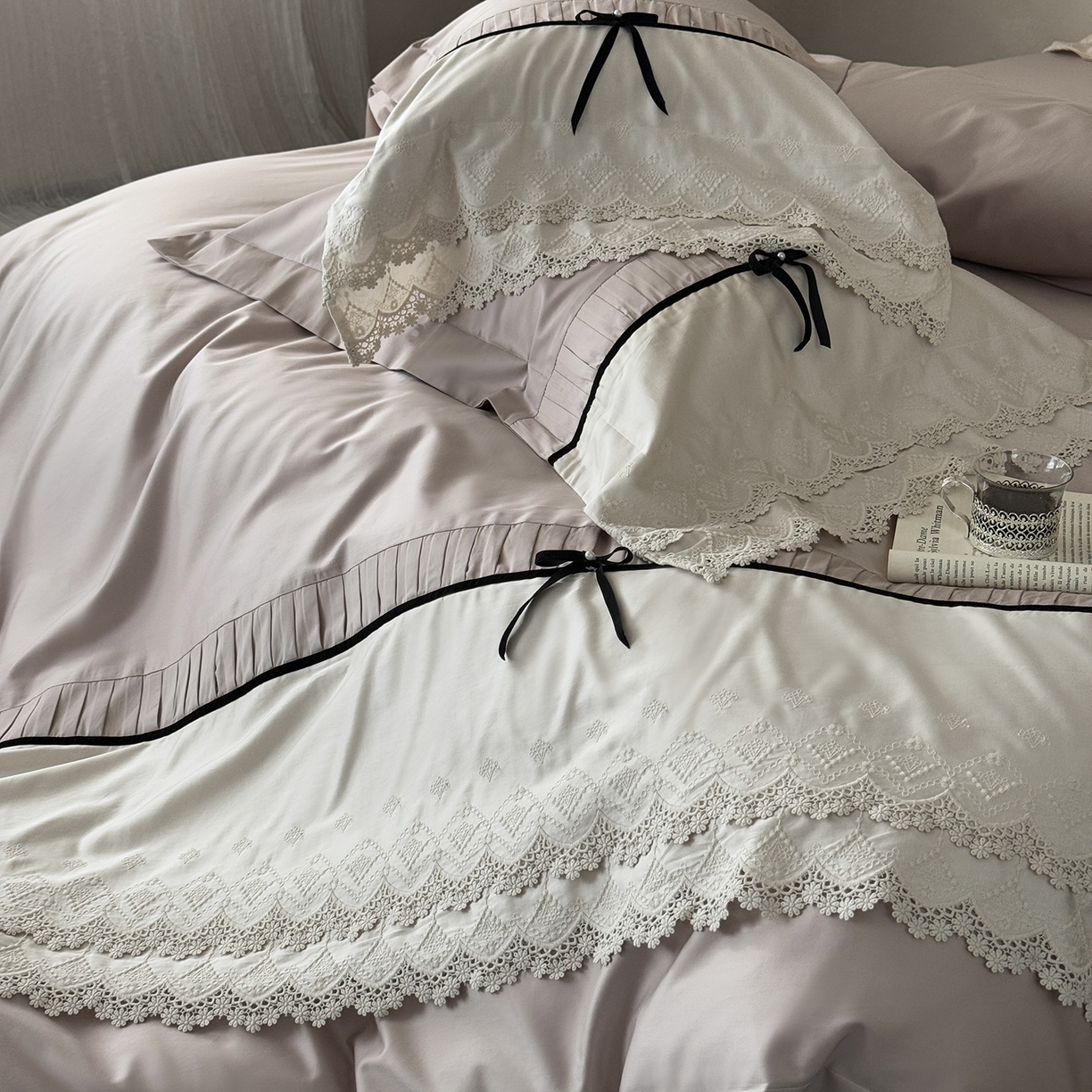 91家纺网 家纺一手货源 找家纺 佳汐蓝家纺 秋冬新品100支澳棉立体刺绣双层花边+打褶+蝴蝶结四件套--邂逅 朱褐色