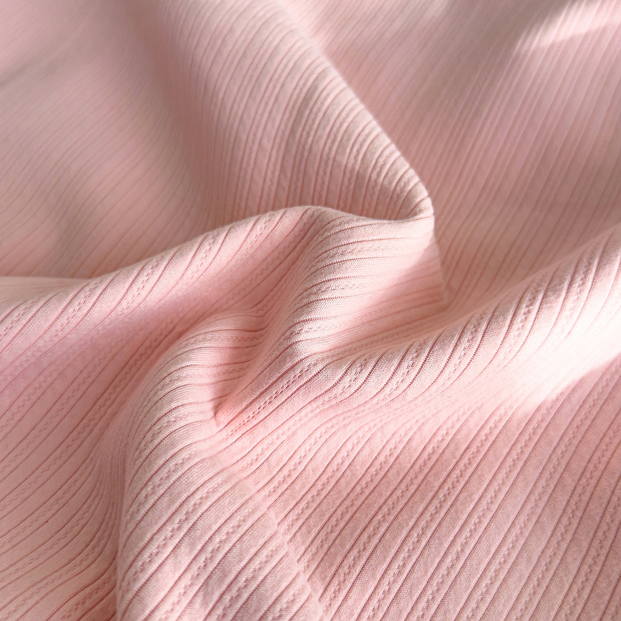 91家纺网 家纺一手货源 找家纺 诺可 2025新款牛奶绒卡通贴布绣围脖生日小狗手提多功能抱枕被 围脖生日小狗-粉