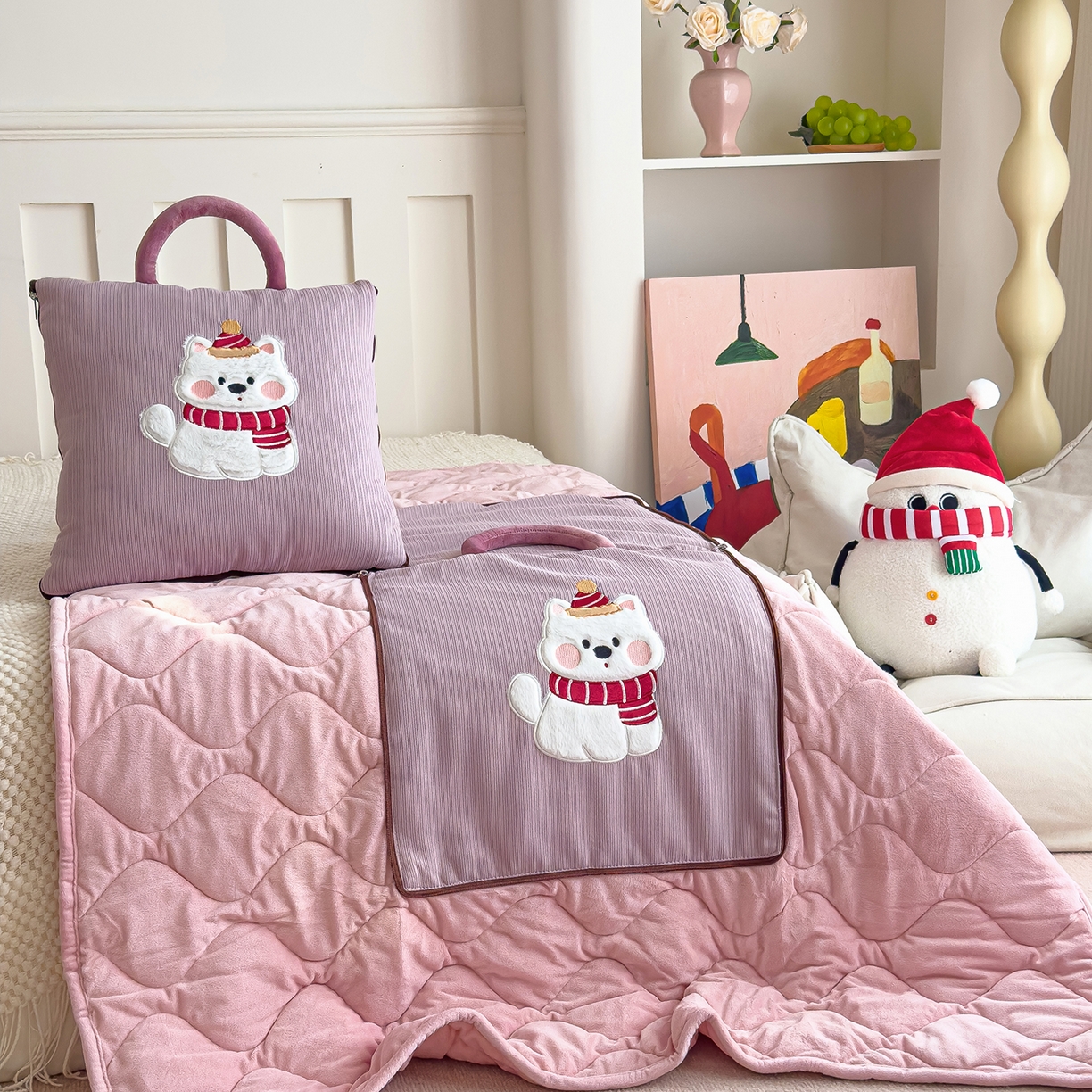 91家纺网 家纺一手货源 找家纺 诺可 2025新款牛奶绒卡通贴布绣围脖生日小狗手提多功能抱枕被 围脖生日小狗-紫