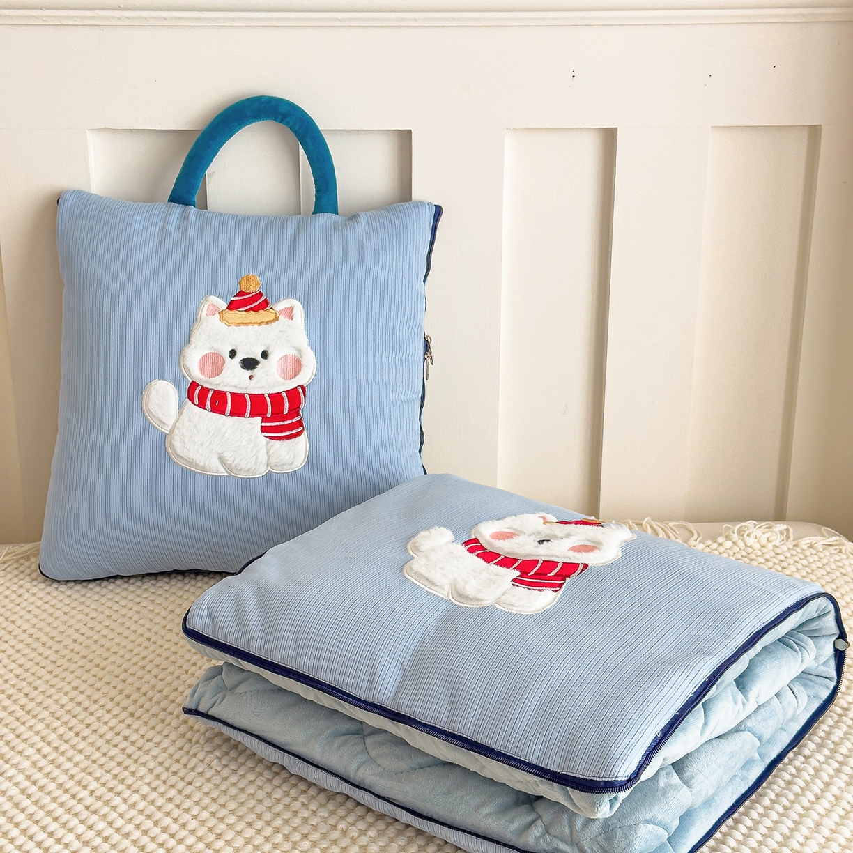 91家纺网 家纺一手货源 找家纺 诺可 2025新款牛奶绒卡通贴布绣围脖生日小狗手提多功能抱枕被 围脖生日小狗-蓝