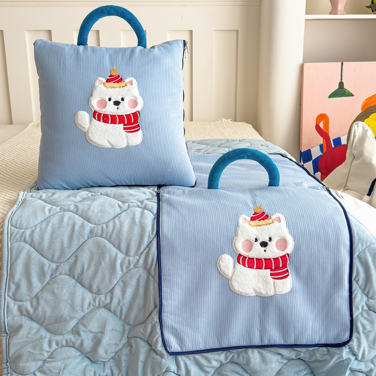 91家纺网 家纺一手货源 找家纺 诺可 2025新款牛奶绒卡通贴布绣围脖生日小狗手提多功能抱枕被 围脖生日小狗-蓝