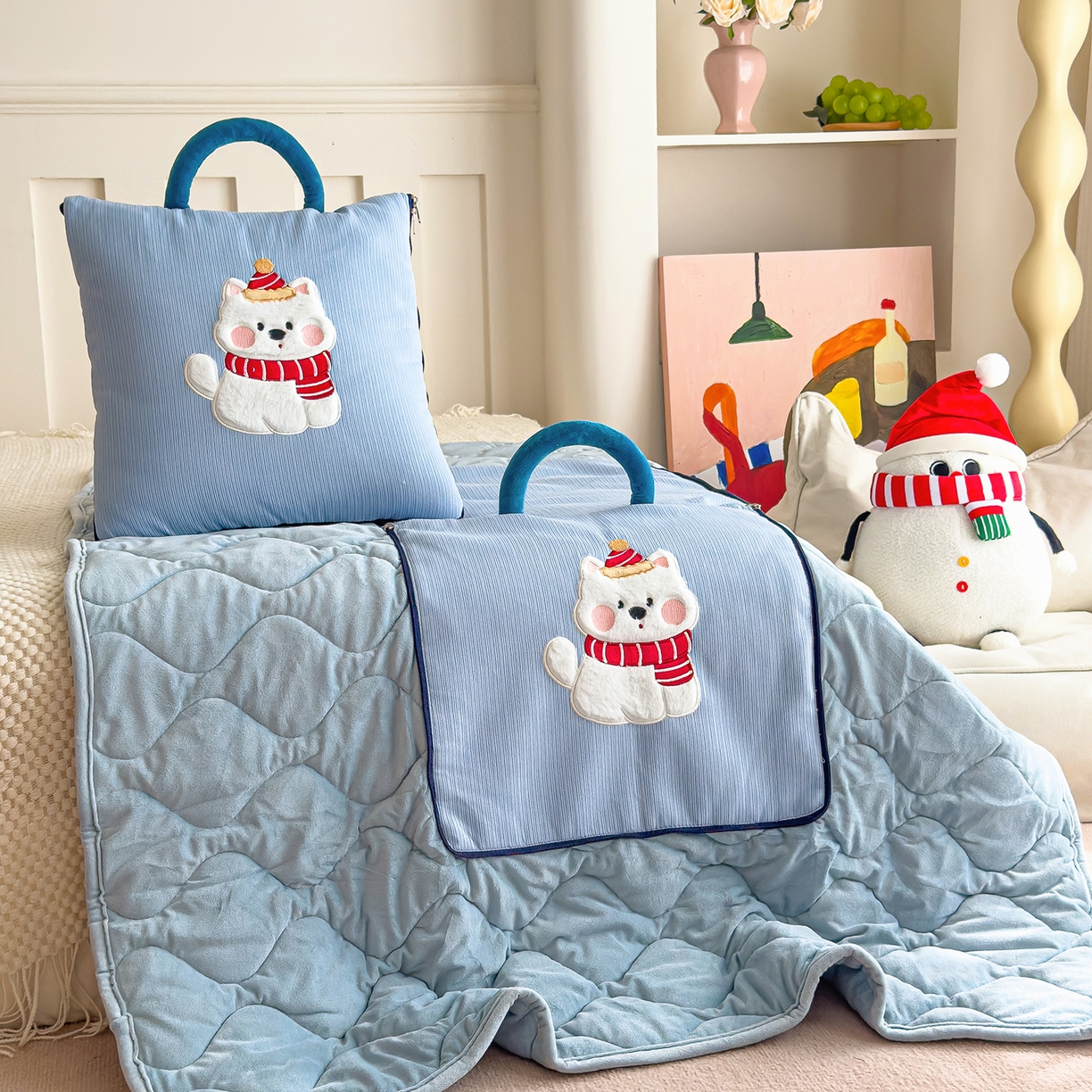 91家纺网 家纺一手货源 找家纺 诺可 2025新款牛奶绒卡通贴布绣围脖生日小狗手提多功能抱枕被 围脖生日小狗-蓝