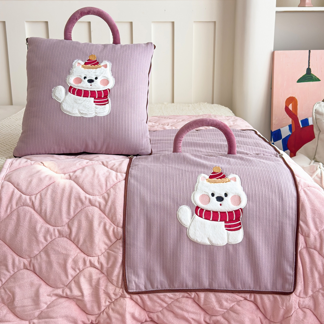 91家纺网 家纺一手货源 找家纺 诺可 2025新款牛奶绒卡通贴布绣围脖生日小狗手提多功能抱枕被 围脖生日小狗-紫