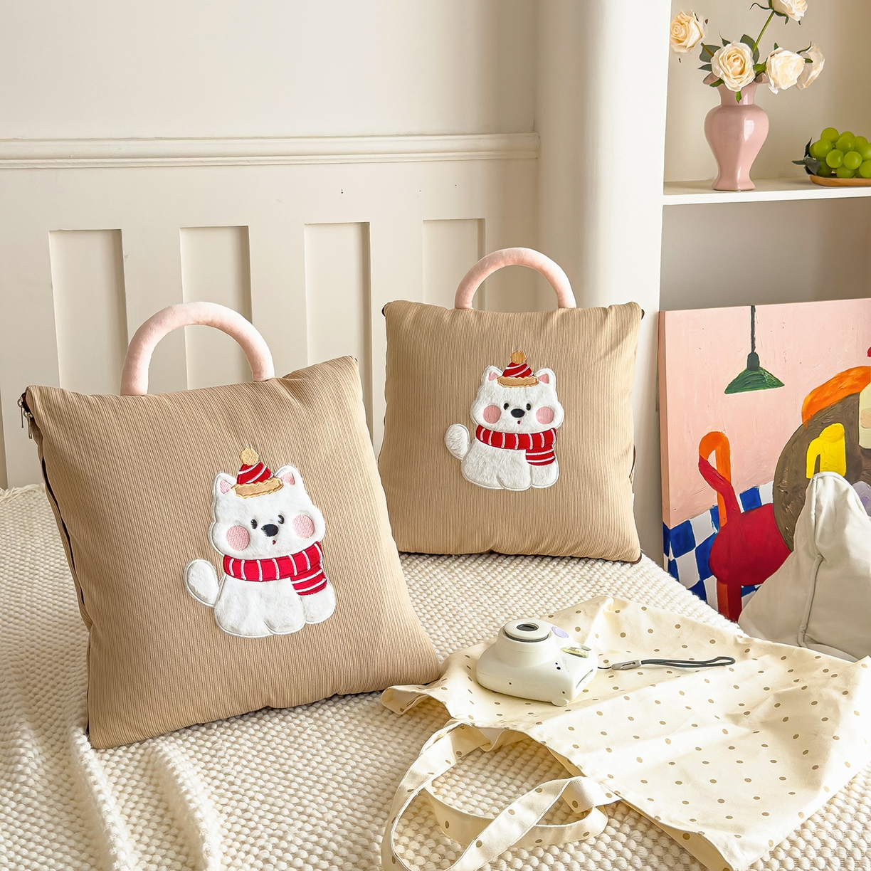 91家纺网 家纺一手货源 找家纺 诺可 2025新款牛奶绒卡通贴布绣围脖生日小狗手提多功能抱枕被 围脖生日小狗-咖