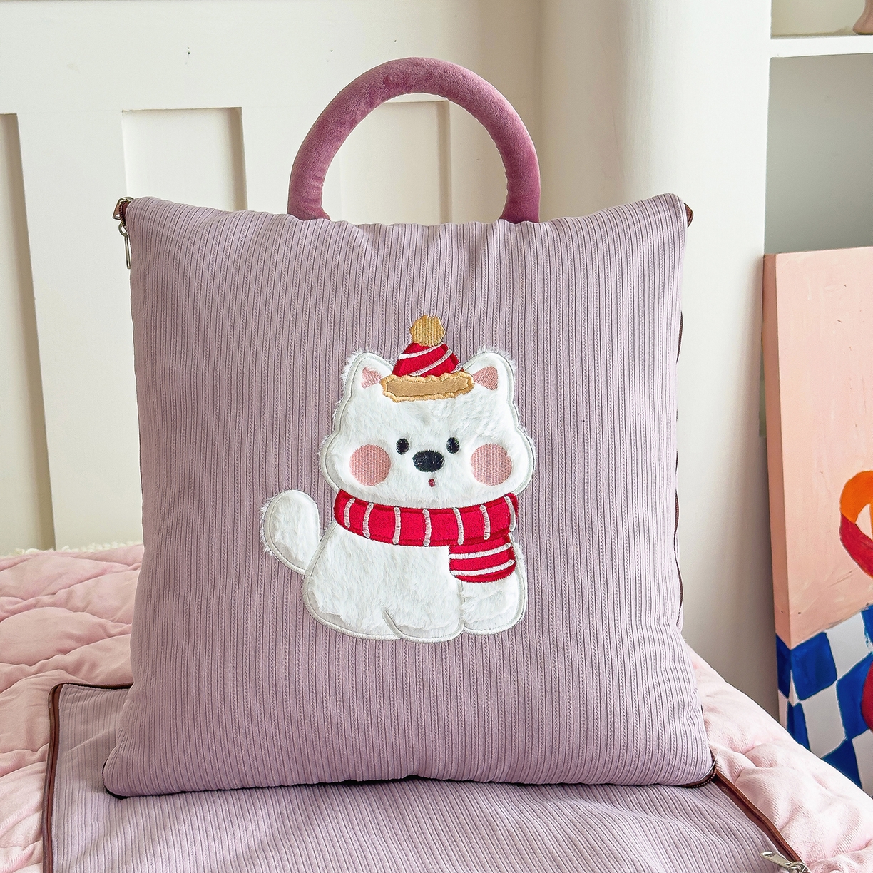 91家纺网 家纺一手货源 找家纺 诺可 2025新款牛奶绒卡通贴布绣围脖生日小狗手提多功能抱枕被 围脖生日小狗-紫