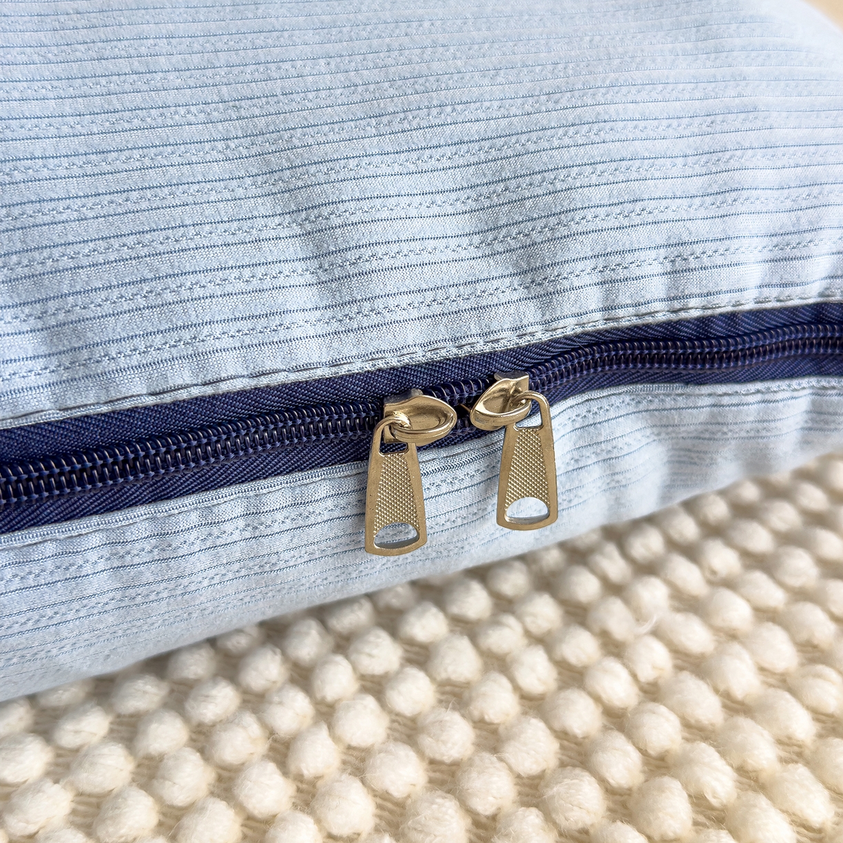 91家纺网 家纺一手货源 找家纺 诺可 2025新款牛奶绒卡通贴布绣围脖生日小狗手提多功能抱枕被 围脖生日小狗-蓝