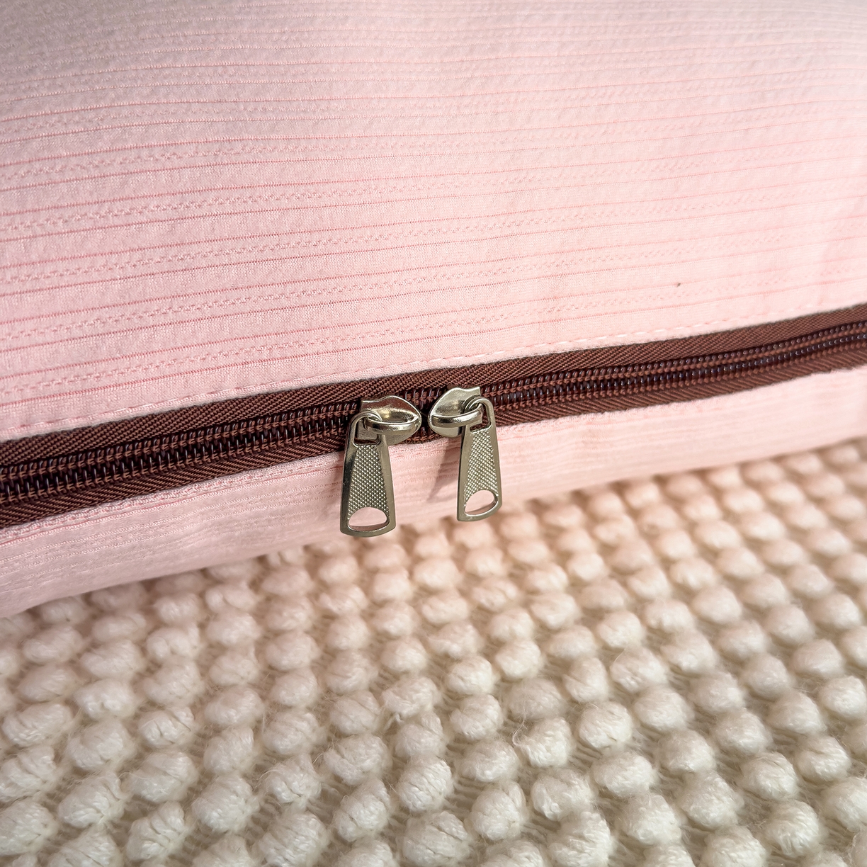 91家纺网 家纺一手货源 找家纺 诺可 2025新款牛奶绒卡通贴布绣围脖生日小狗手提多功能抱枕被 围脖生日小狗-粉