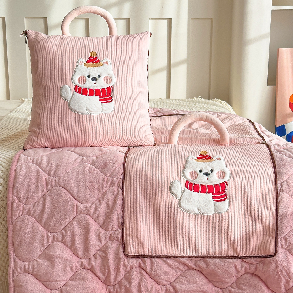 91家纺网 家纺一手货源 找家纺 诺可 2025新款牛奶绒卡通贴布绣围脖生日小狗手提多功能抱枕被 围脖生日小狗-粉