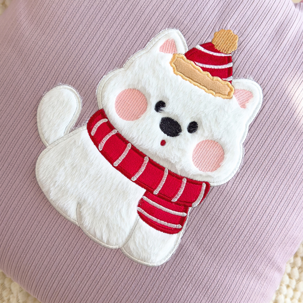 91家纺网 家纺一手货源 找家纺 诺可 2025新款牛奶绒卡通贴布绣围脖生日小狗手提多功能抱枕被 围脖生日小狗-紫