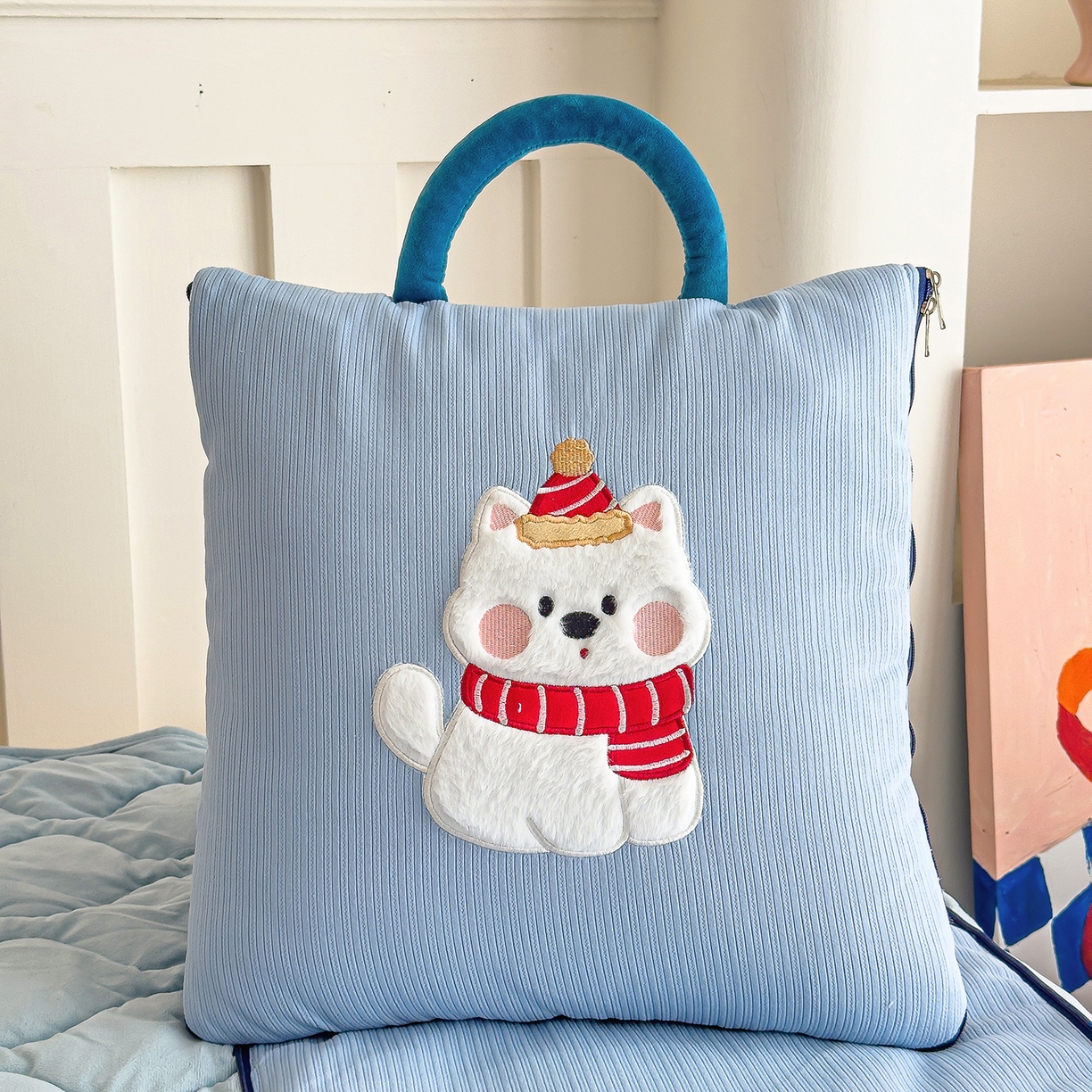 91家纺网 家纺一手货源 找家纺 诺可 2025新款牛奶绒卡通贴布绣围脖生日小狗手提多功能抱枕被 围脖生日小狗-蓝