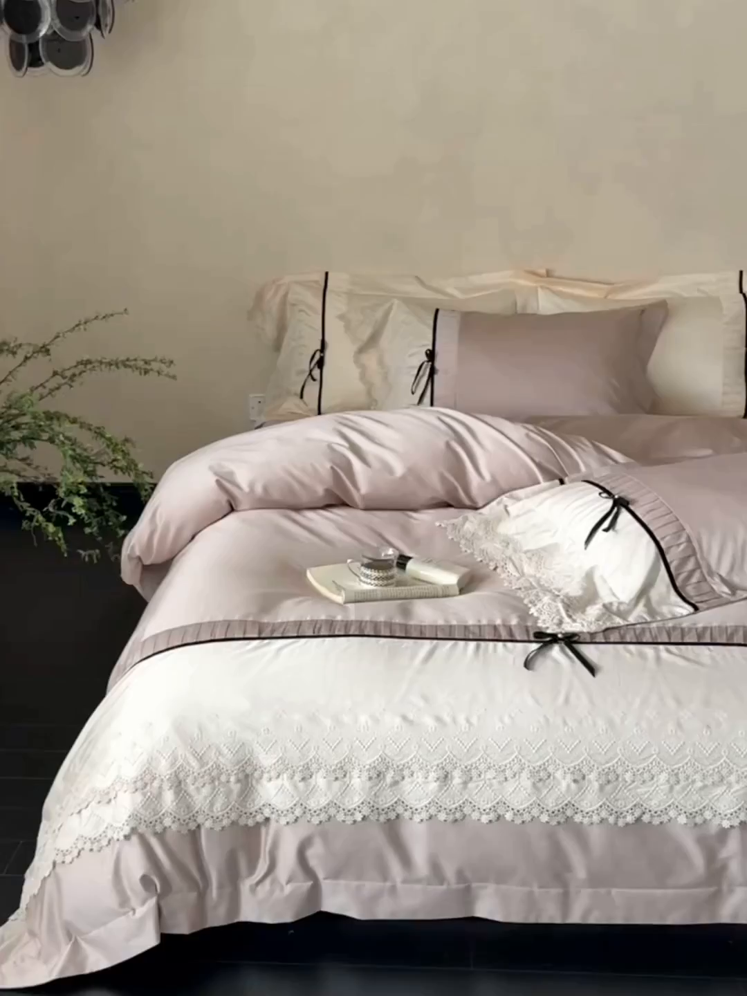 91家纺网 家纺一手货源 找家纺 佳汐蓝家纺 秋冬新品100支澳棉立体刺绣双层花边+打褶+蝴蝶结四件套--邂逅 朱褐色