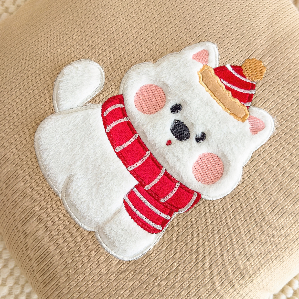 91家纺网 家纺一手货源 找家纺 诺可 2025新款牛奶绒卡通贴布绣围脖生日小狗手提多功能抱枕被 围脖生日小狗-咖