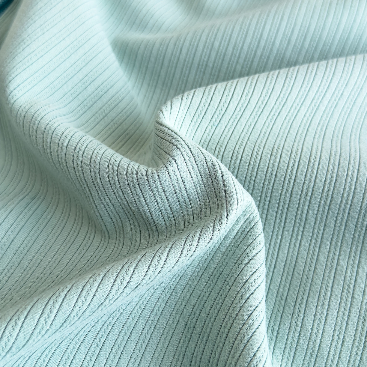 91家纺网 家纺一手货源 找家纺 诺可 2025新款牛奶绒卡通贴布绣围脖生日小狗手提多功能抱枕被 围脖生日小狗-绿