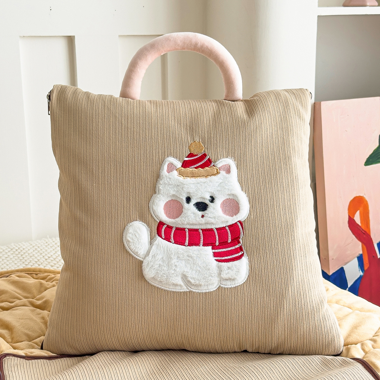 91家纺网 家纺一手货源 找家纺 诺可 2025新款牛奶绒卡通贴布绣围脖生日小狗手提多功能抱枕被 围脖生日小狗-咖