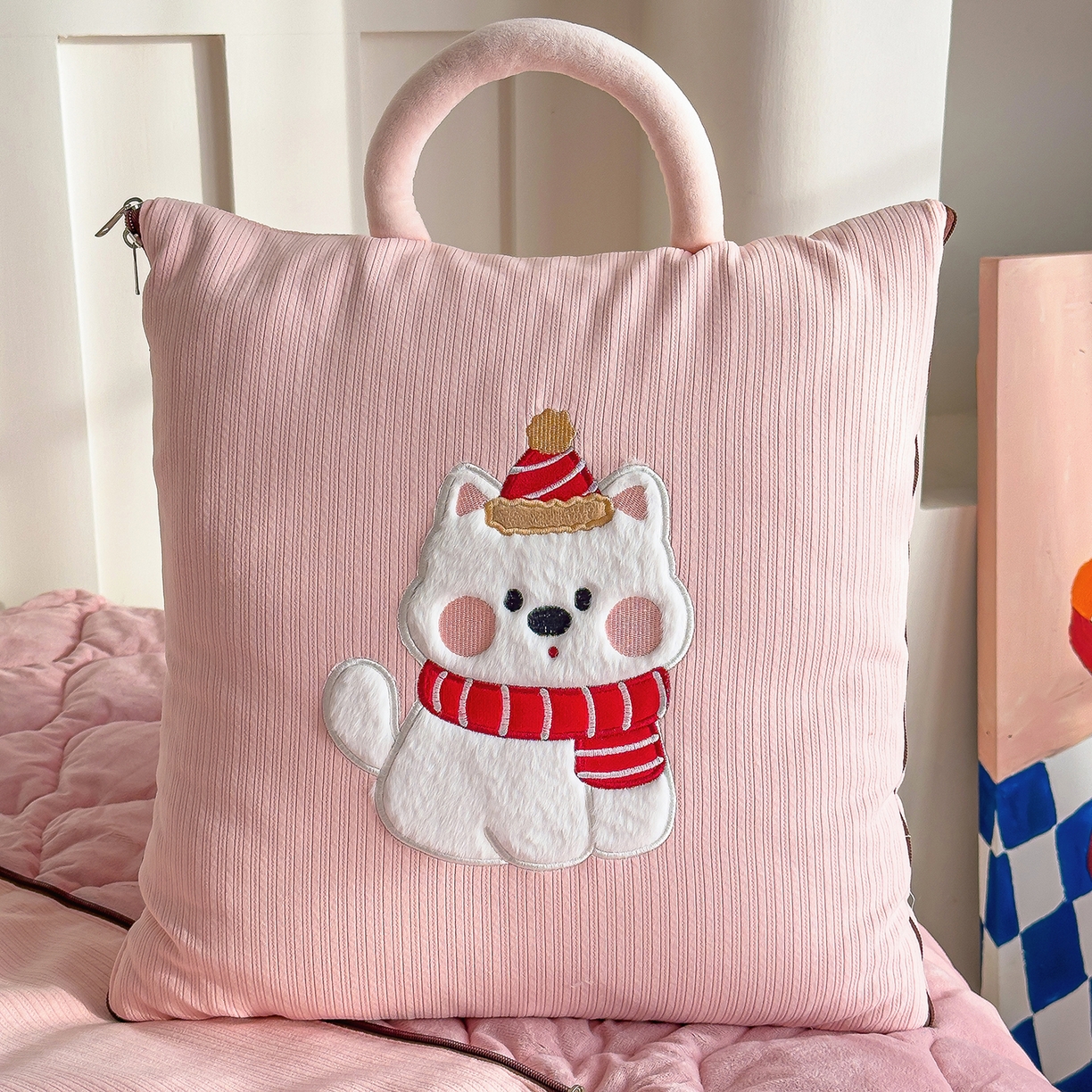 91家纺网 家纺一手货源 找家纺 诺可 2025新款牛奶绒卡通贴布绣围脖生日小狗手提多功能抱枕被 围脖生日小狗-粉