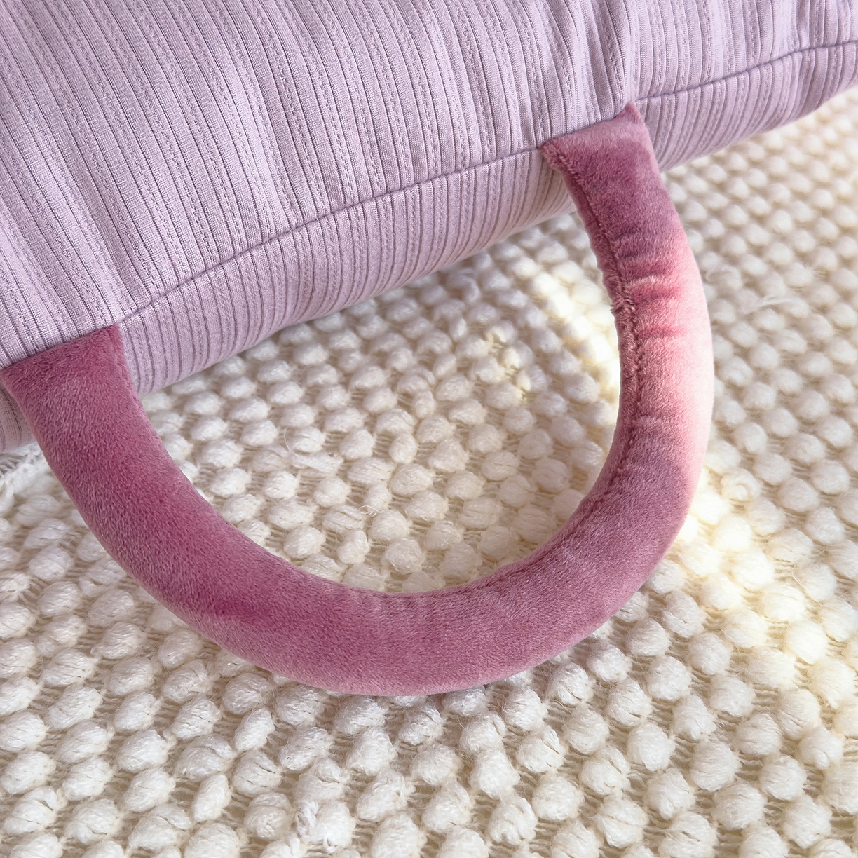 91家纺网 家纺一手货源 找家纺 诺可 2025新款牛奶绒卡通贴布绣围脖生日小狗手提多功能抱枕被 围脖生日小狗-紫