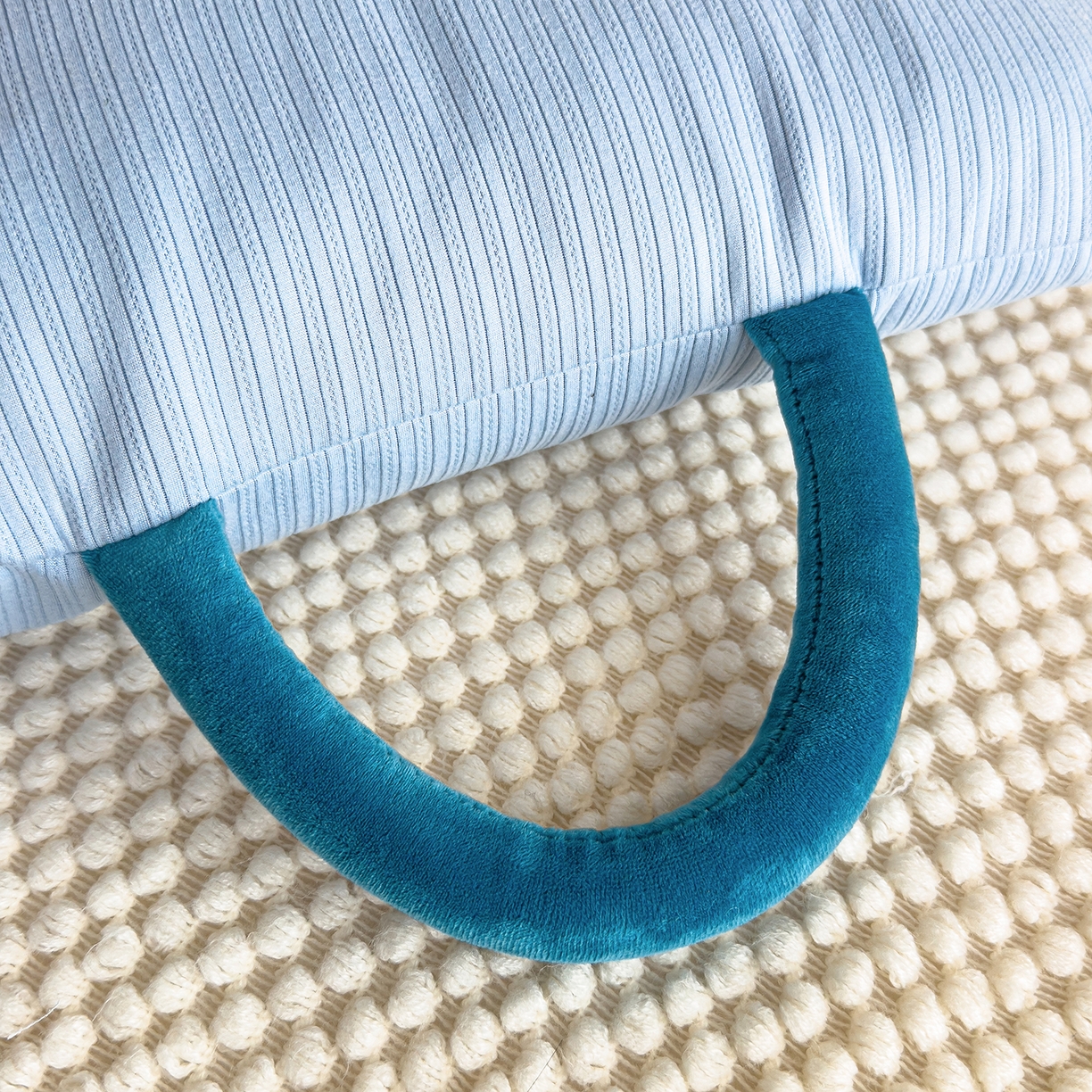 91家纺网 家纺一手货源 找家纺 诺可 2025新款牛奶绒卡通贴布绣围脖生日小狗手提多功能抱枕被 围脖生日小狗-蓝