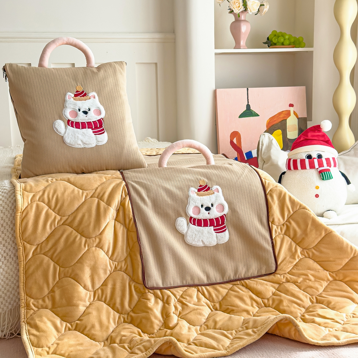 91家纺网 家纺一手货源 找家纺 诺可 2025新款牛奶绒卡通贴布绣围脖生日小狗手提多功能抱枕被 围脖生日小狗-咖