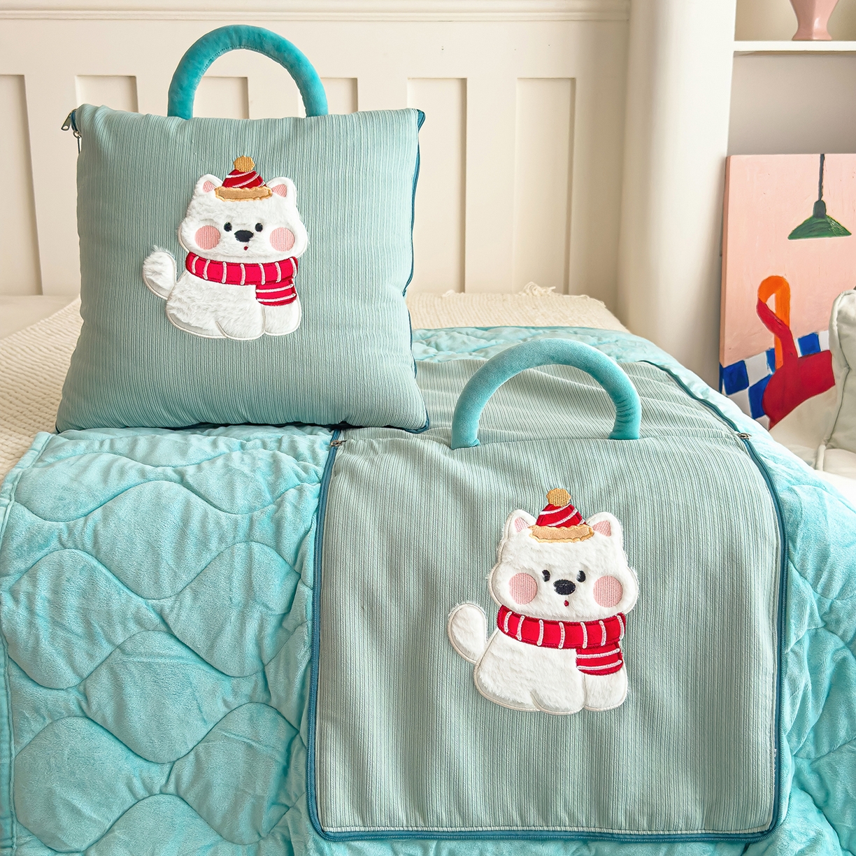 91家纺网 家纺一手货源 找家纺 诺可 2025新款牛奶绒卡通贴布绣围脖生日小狗手提多功能抱枕被 围脖生日小狗-绿