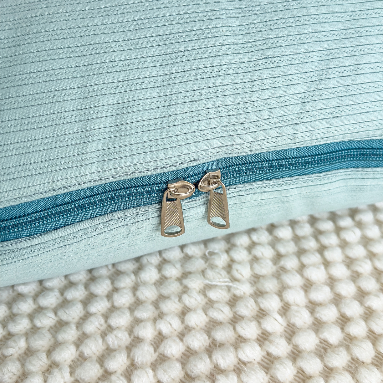 91家纺网 家纺一手货源 找家纺 诺可 2025新款牛奶绒卡通贴布绣围脖生日小狗手提多功能抱枕被 围脖生日小狗-绿