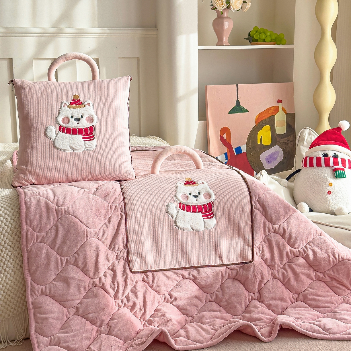 91家纺网 家纺一手货源 找家纺 诺可 2025新款牛奶绒卡通贴布绣围脖生日小狗手提多功能抱枕被 围脖生日小狗-粉