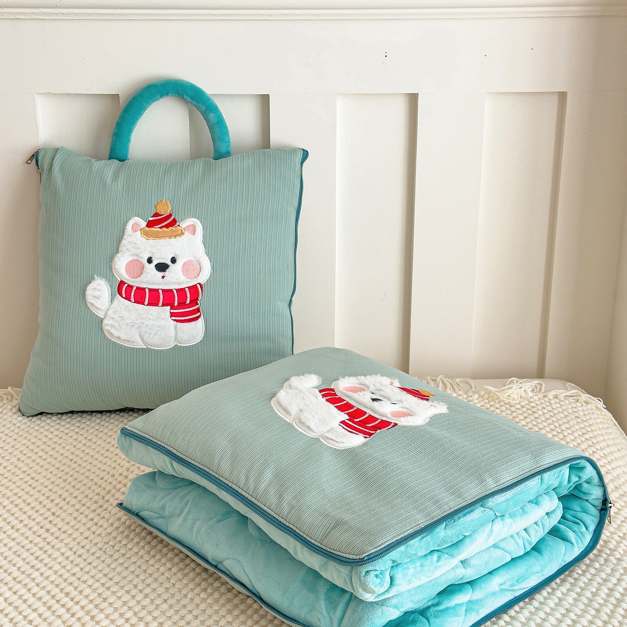 91家纺网 家纺一手货源 找家纺 诺可 2025新款牛奶绒卡通贴布绣围脖生日小狗手提多功能抱枕被 围脖生日小狗-绿