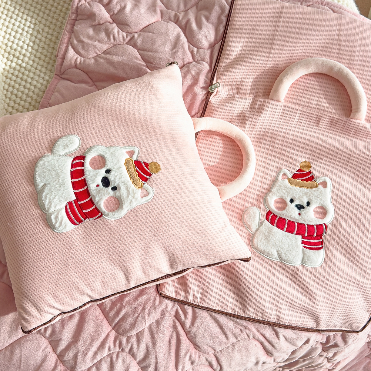 91家纺网 家纺一手货源 找家纺 诺可 2025新款牛奶绒卡通贴布绣围脖生日小狗手提多功能抱枕被 围脖生日小狗-粉