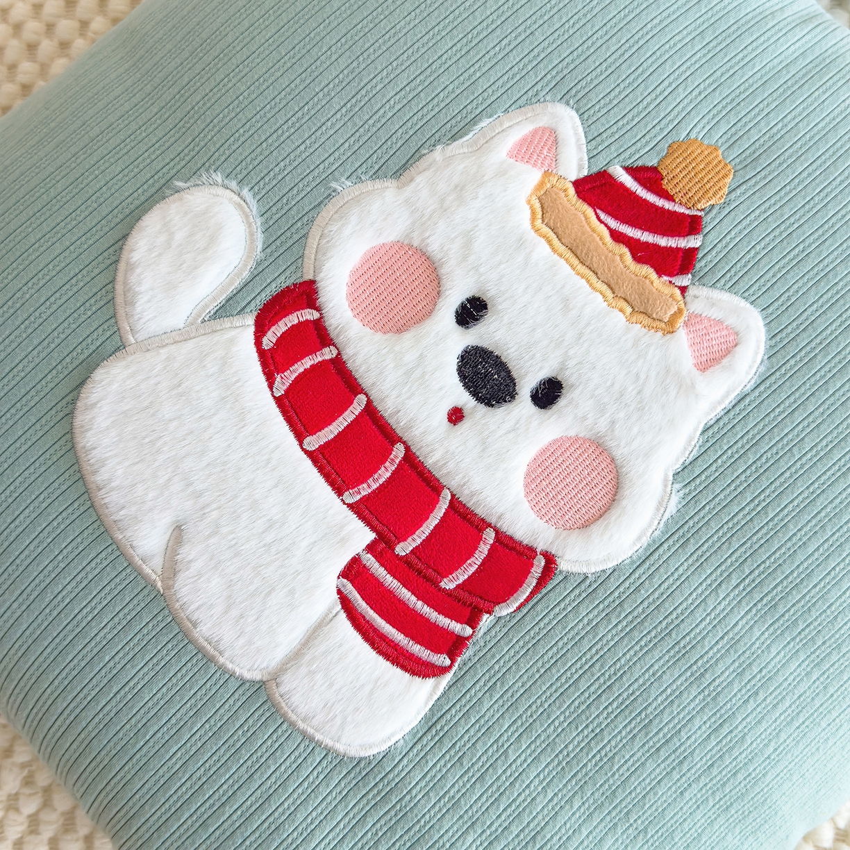 91家纺网 家纺一手货源 找家纺 诺可 2025新款牛奶绒卡通贴布绣围脖生日小狗手提多功能抱枕被 围脖生日小狗-绿