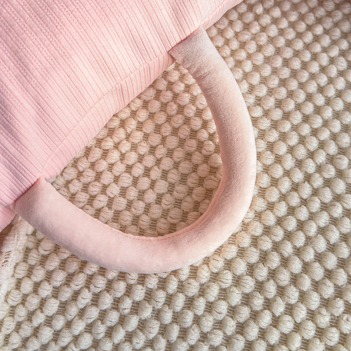 91家纺网 家纺一手货源 找家纺 诺可 2025新款牛奶绒卡通贴布绣围脖生日小狗手提多功能抱枕被 围脖生日小狗-粉