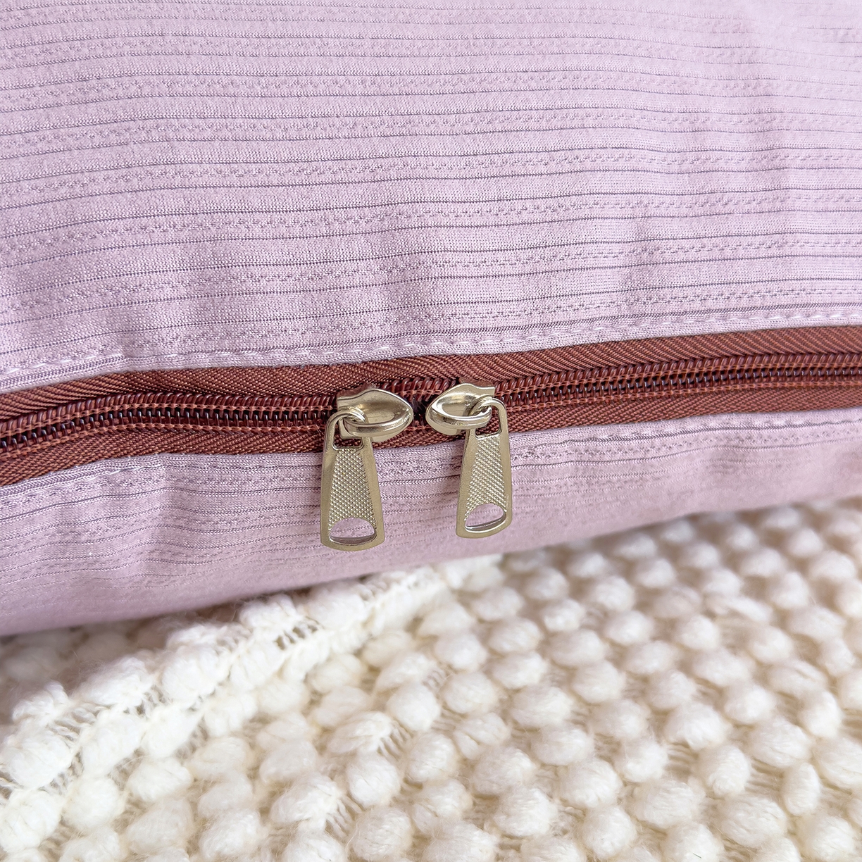 91家纺网 家纺一手货源 找家纺 诺可 2025新款牛奶绒卡通贴布绣围脖生日小狗手提多功能抱枕被 围脖生日小狗-紫