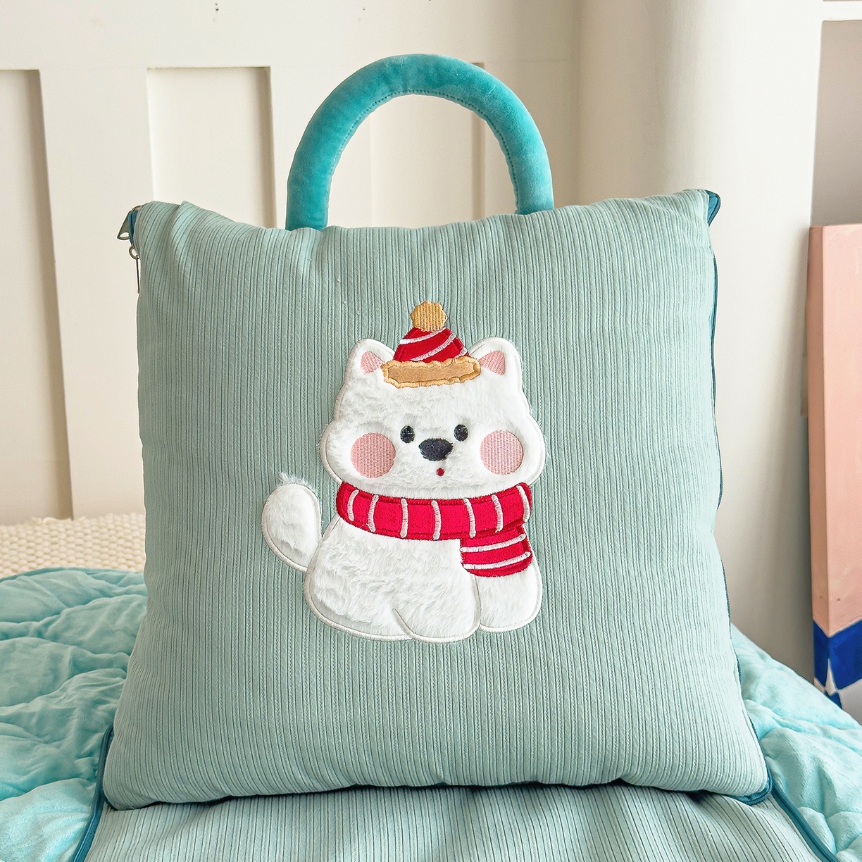 91家纺网 家纺一手货源 找家纺 诺可 2025新款牛奶绒卡通贴布绣围脖生日小狗手提多功能抱枕被 围脖生日小狗-绿