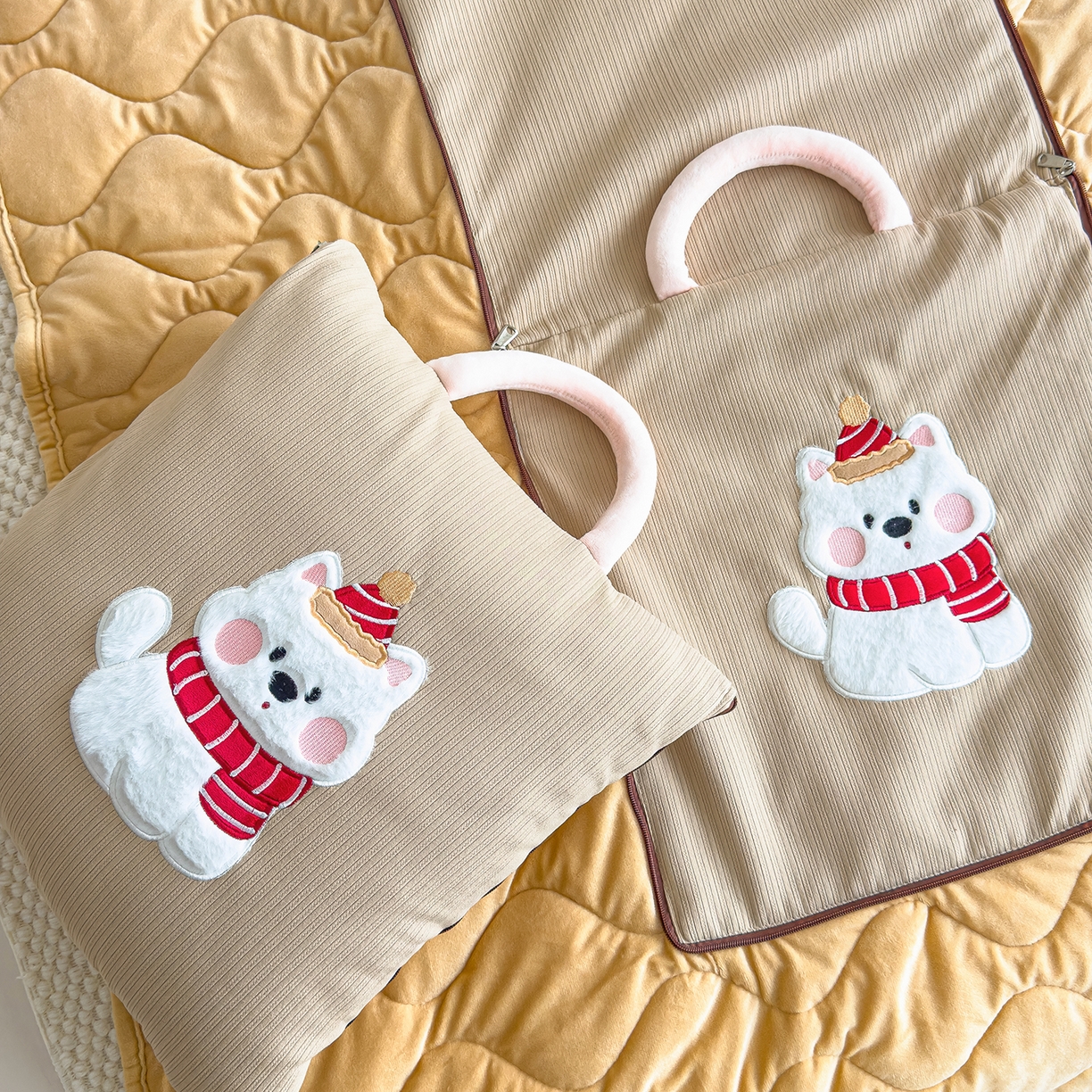 91家纺网 家纺一手货源 找家纺 诺可 2025新款牛奶绒卡通贴布绣围脖生日小狗手提多功能抱枕被 围脖生日小狗-咖