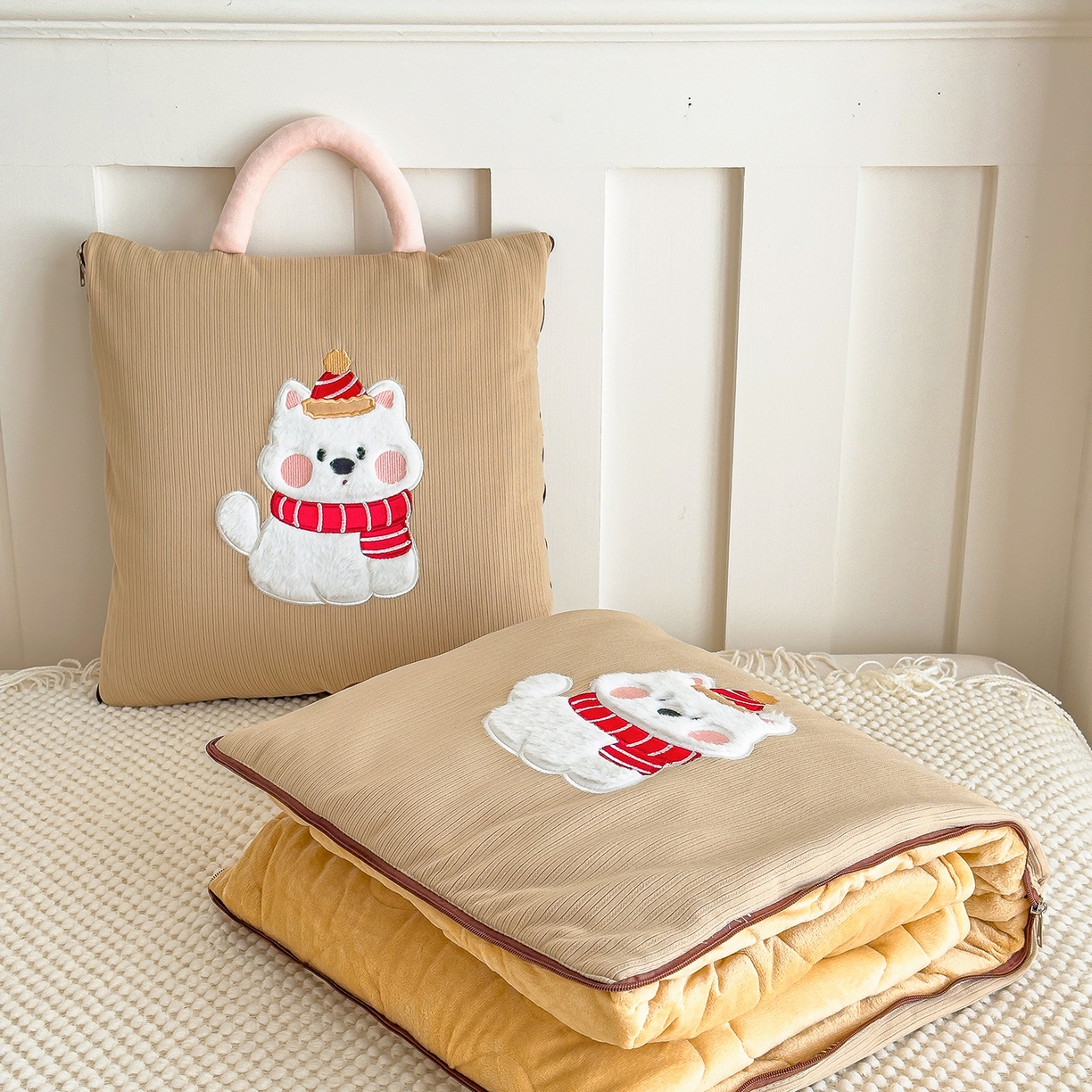 91家纺网 家纺一手货源 找家纺 诺可 2025新款牛奶绒卡通贴布绣围脖生日小狗手提多功能抱枕被 围脖生日小狗-咖