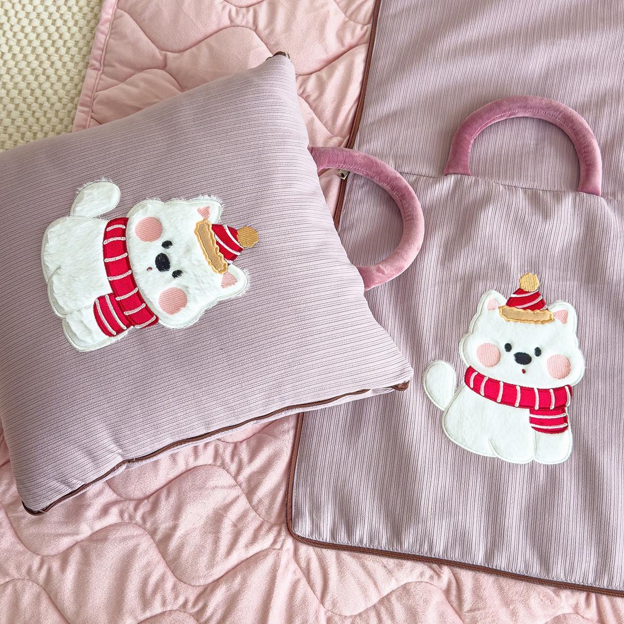 91家纺网 家纺一手货源 找家纺 诺可 2025新款牛奶绒卡通贴布绣围脖生日小狗手提多功能抱枕被 围脖生日小狗-紫