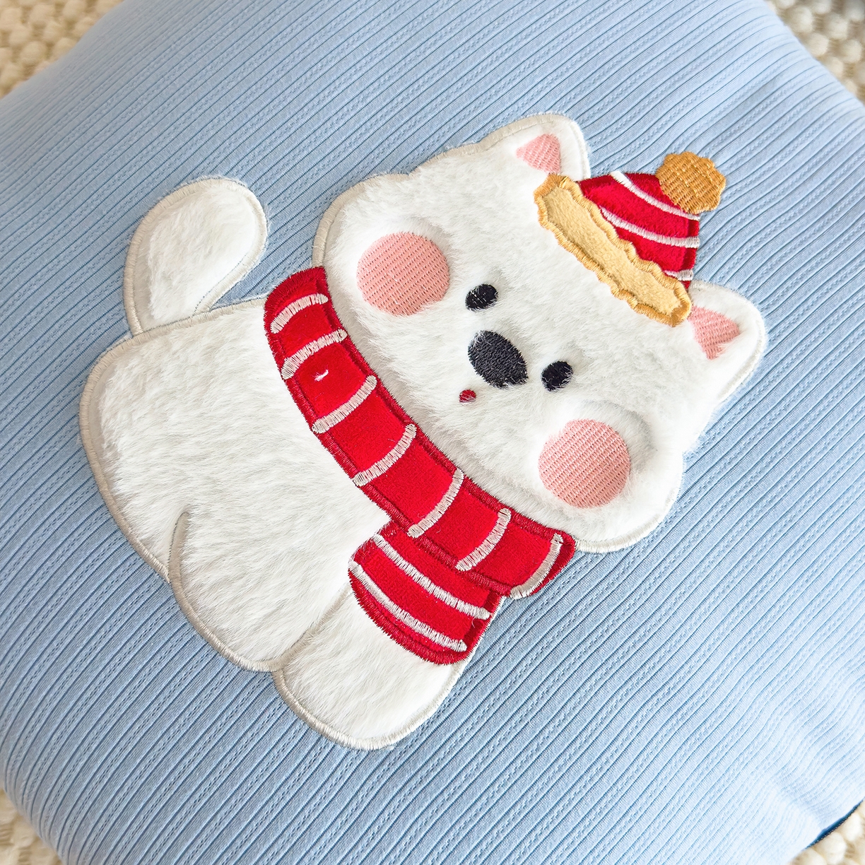 91家纺网 家纺一手货源 找家纺 诺可 2025新款牛奶绒卡通贴布绣围脖生日小狗手提多功能抱枕被 围脖生日小狗-蓝