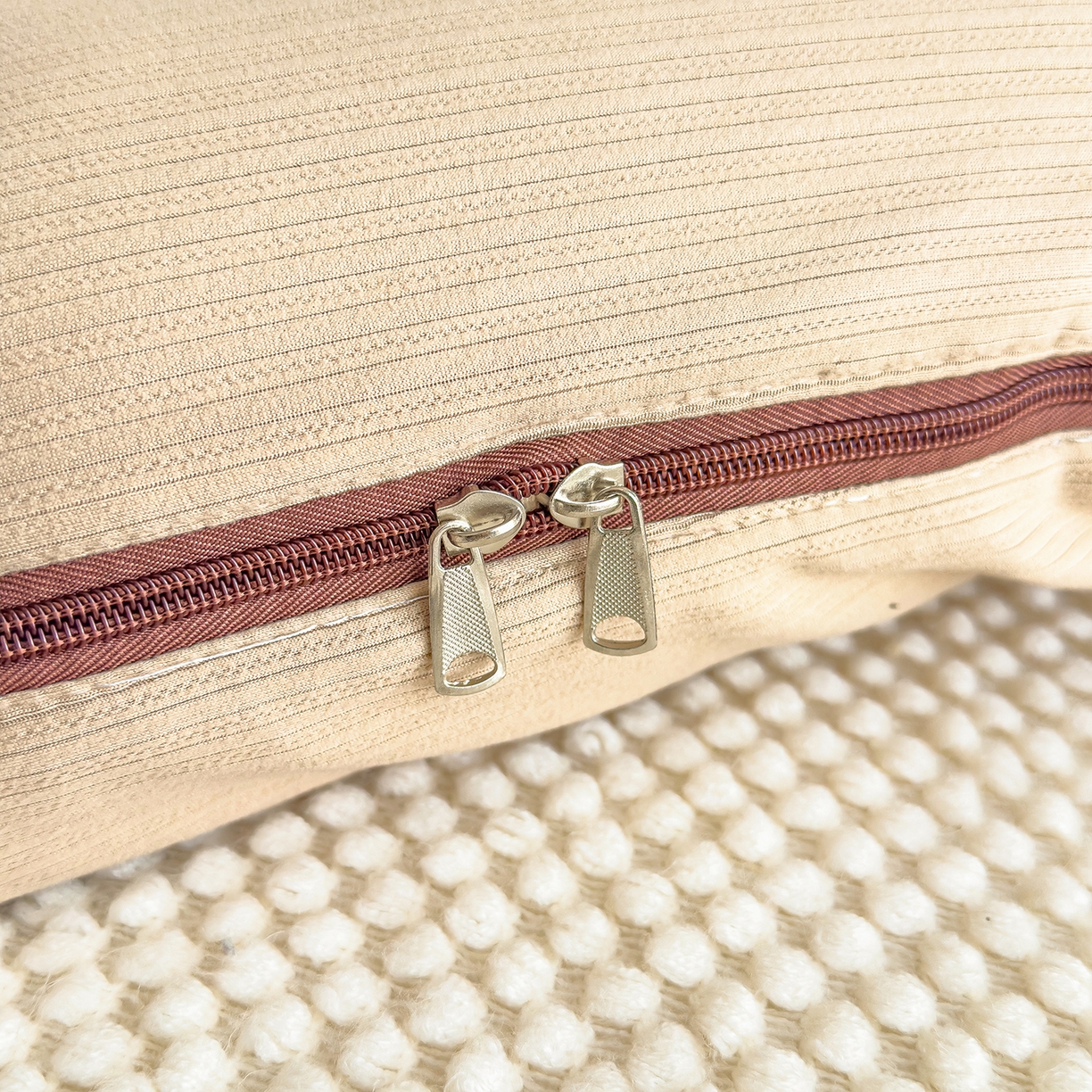 91家纺网 家纺一手货源 找家纺 诺可 2025新款牛奶绒卡通贴布绣围脖生日小狗手提多功能抱枕被 围脖生日小狗-咖